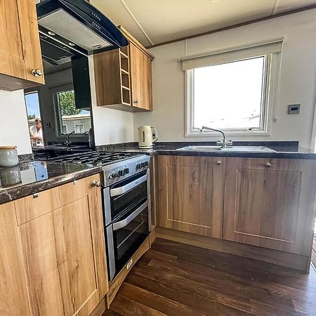 Beautiful Caravan With Decking At Carlton Meres Holiday Park, Suffolk Ref 60022M Saxmundham Exterior foto